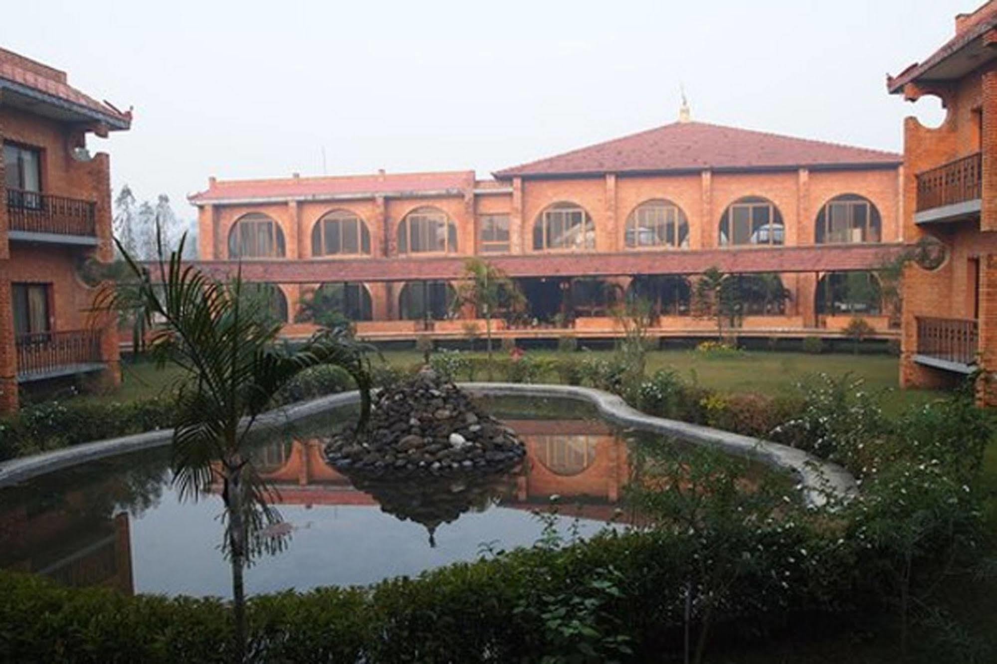 Hotel Lumbini Garden New Crystal Екстер'єр фото