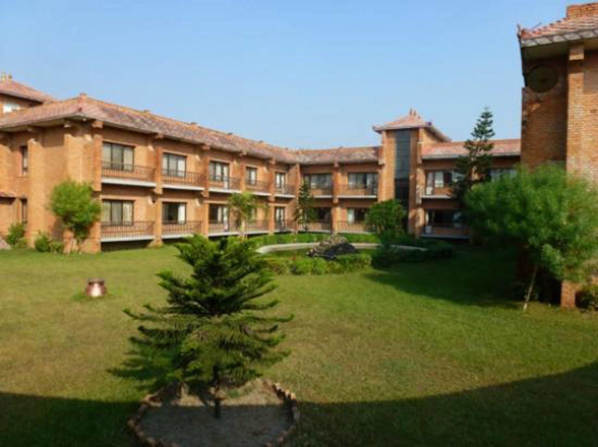 Hotel Lumbini Garden New Crystal Екстер'єр фото